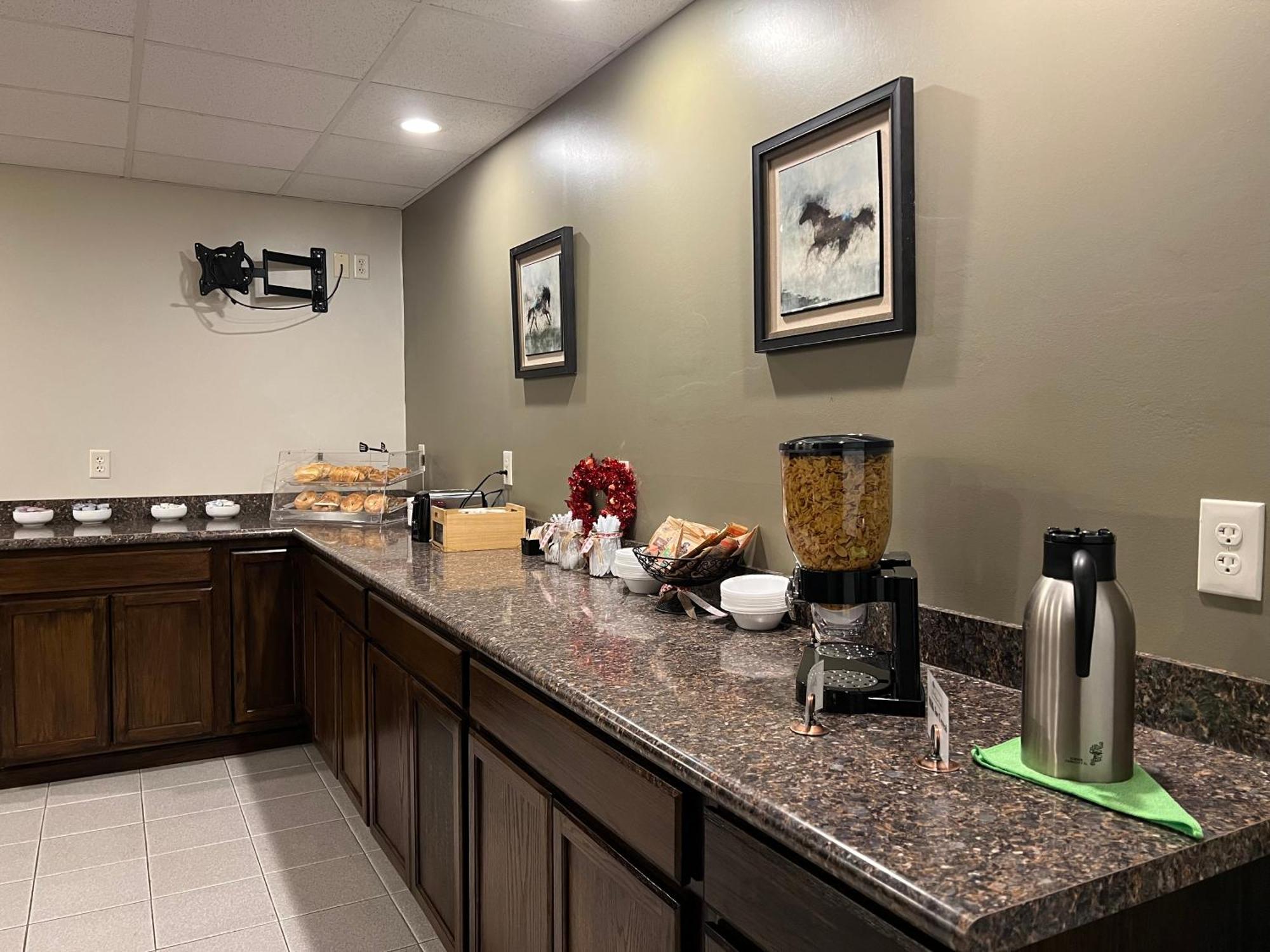 The Stables Inn & Suites Salem Экстерьер фото