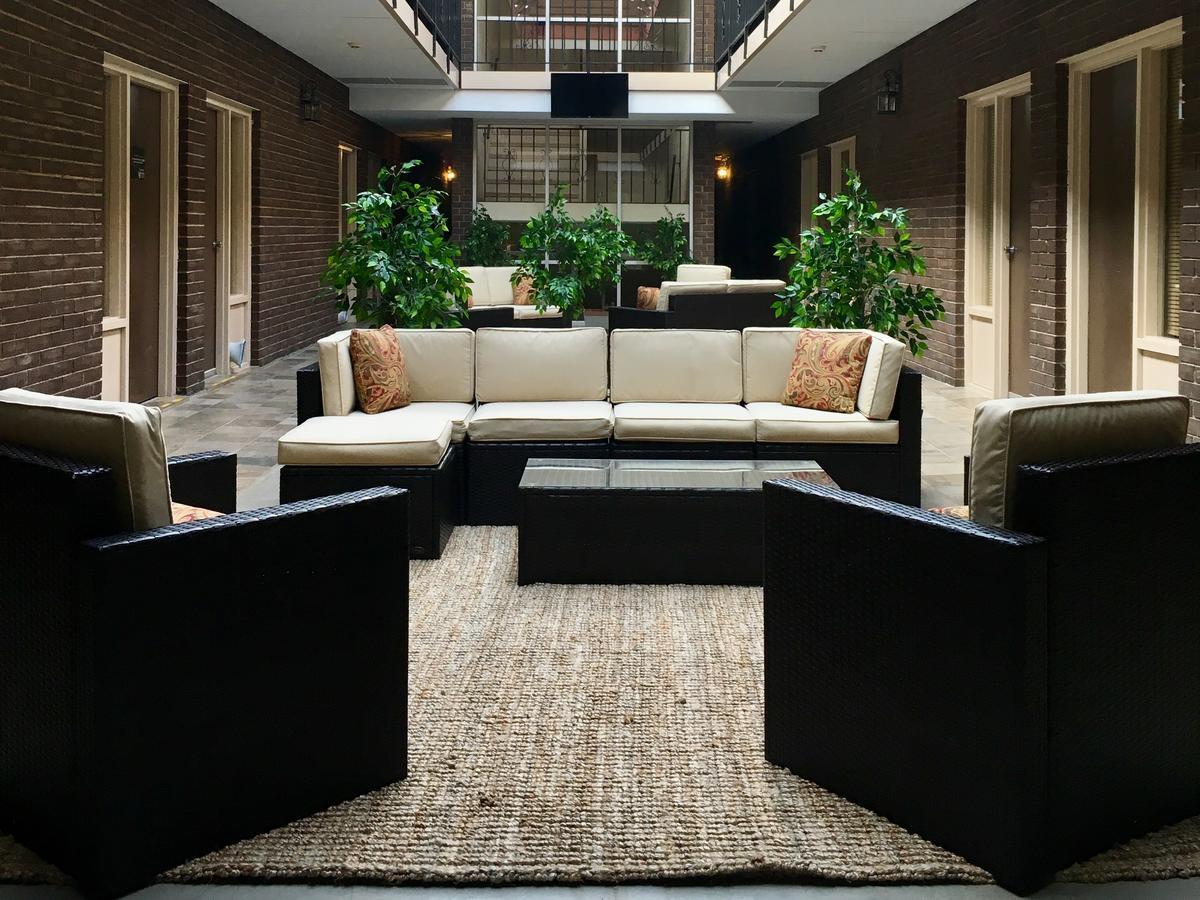 The Stables Inn & Suites Salem Экстерьер фото